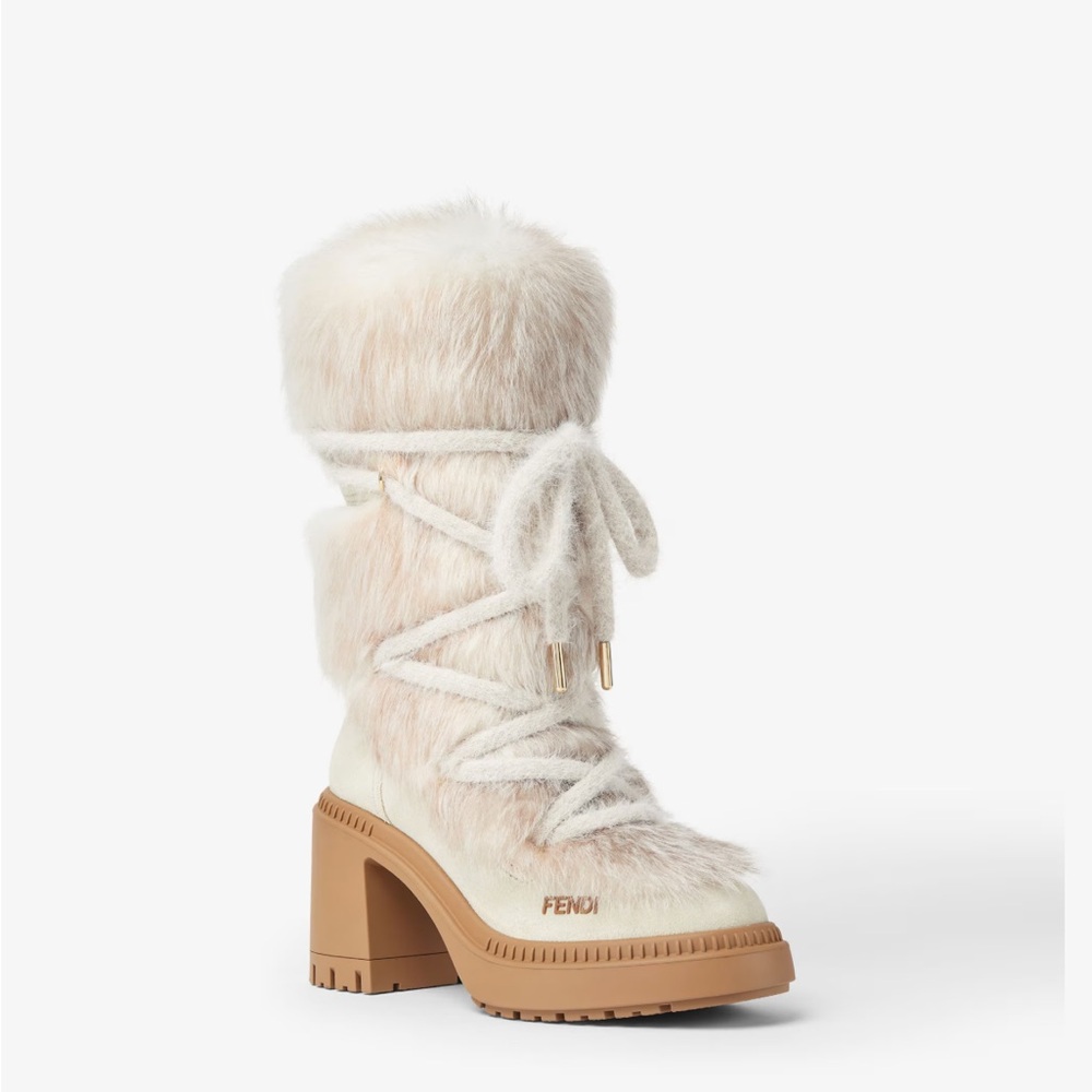 Fendi Apres Chic
Medium-heeled boots in white shearling and suede - Picture 2 of 5